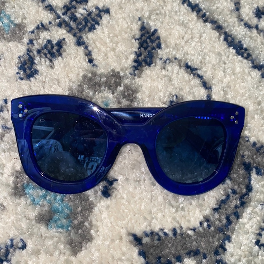 Brand new fashionable women’s sunnies.